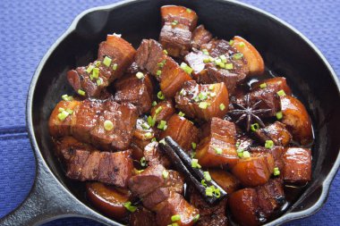 Karamelli domuz eti - geleneksel Çin yemeği.