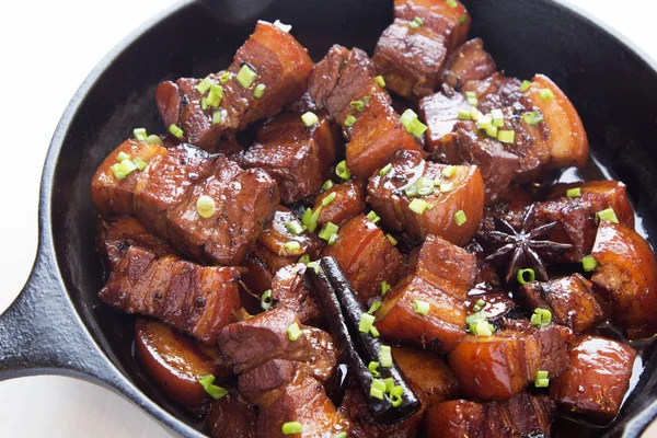 Pork belly in caramel - traditional Chinese food Stockbild