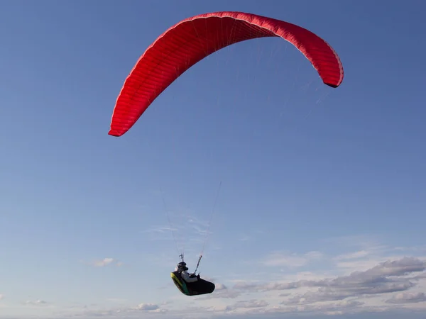 Ένας Αθλητής Αλεξίπτωτο Πλαγιάς Πετάει Ένα Κόκκινο Αλεξίπτωτο Πλαγιάς — Φωτογραφία Αρχείου