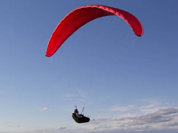 Atleta Parapente Vuela Parapente Rojo —  Fotos de Stock