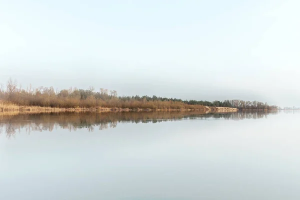 Nehir kıyısının su üzerindeki yansıması