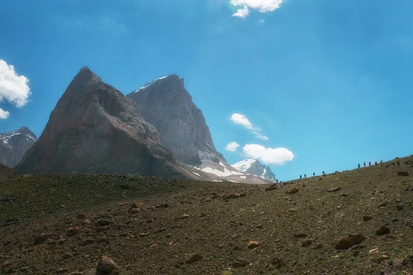 Turistler dağlardan, Fann dağlarından, Tacikistan 'dan geliyorlar.