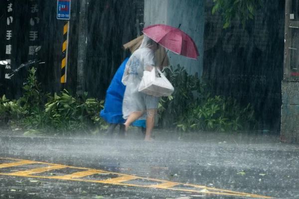 Пешеходы переходят улицу во время тайфуна Меги — стоковое фото