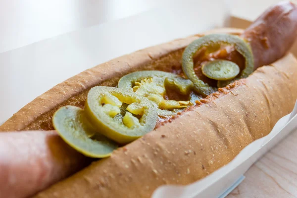 Hotdog met chili in witte container — Stockfoto