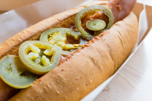 Hotdog met chili in witte container — Stockfoto