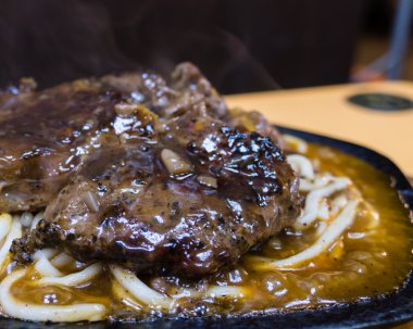 Biftek demir plaka noodles ile