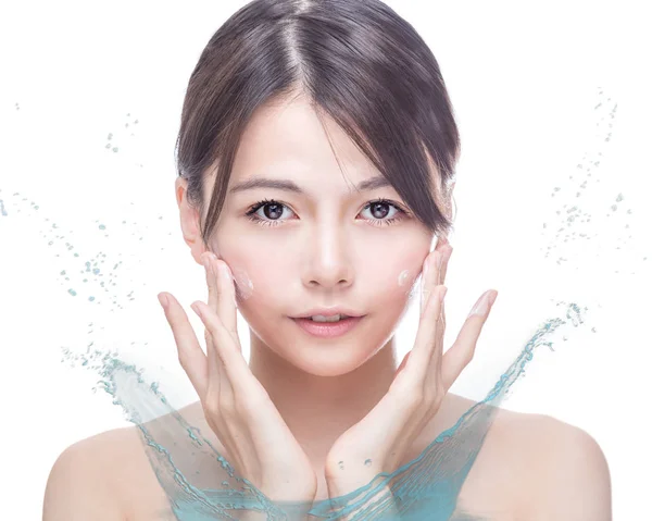 Beleza asiática aplicando creme no rosto com respingo de água — Fotografia de Stock