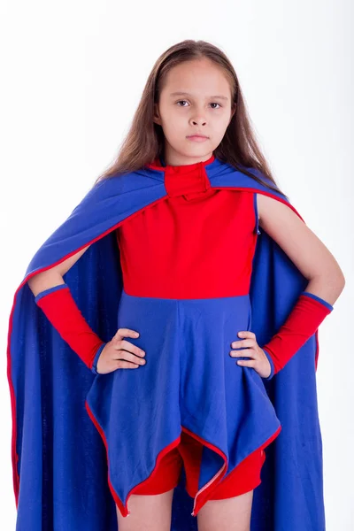 Mädchen im Superheldenkostüm mit Händen an den Hüften — Stockfoto