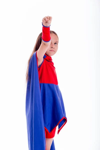 Chica en traje de superhéroe sosteniendo el brazo — Foto de Stock
