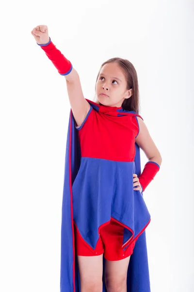 Fille en costume de super-héros tenant bras vers le haut — Photo