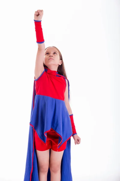 Chica en traje de superhéroe sosteniendo el brazo — Foto de Stock