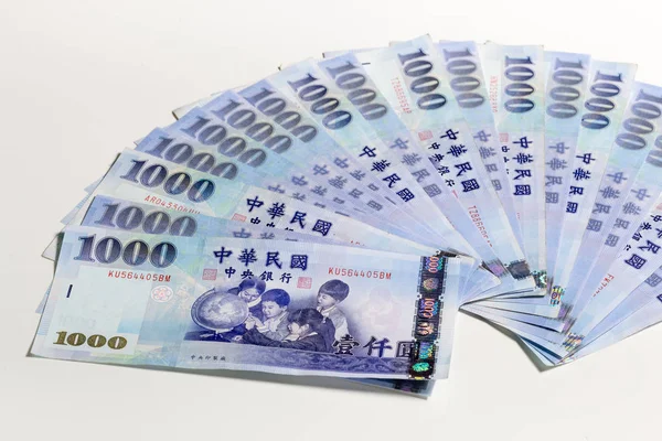 白い背景の上に広げた新しい台湾ドル — ストック写真