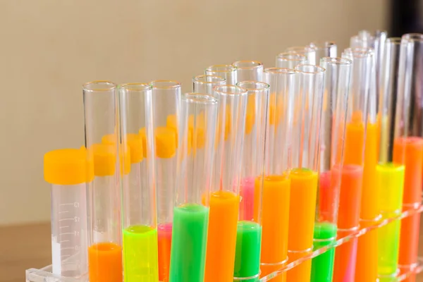 Líquidos coloridos en tubos de ensayo — Foto de Stock