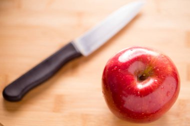 Kesme tahtası üzerinde kırmızı elma