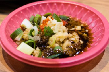 Sarımsak, biber ve yeşil soğan, Soya soslu