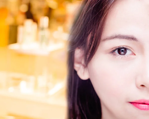 La moitié du visage de la femme asiatique avec compteur cosmétique déconcentré en b — Photo