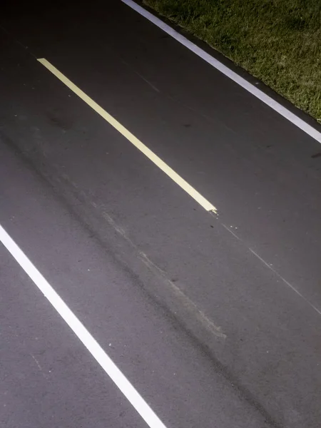 Пустая пробежка или велосипедная дорожка ночью — стоковое фото