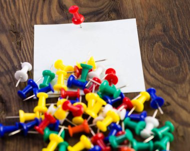 Çeşitli raptiye renk ve sıkıntılı ahşap üzerine Not 