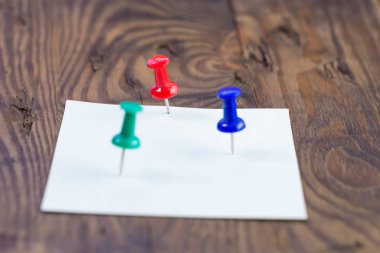 Üç tumbtack iğne Not sıkıntılı ahşap için 