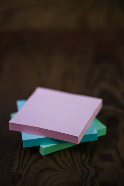 Montón de bloc de notas de diferentes colores — Foto de Stock