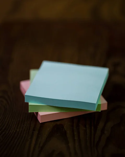 Montón de bloc de notas de diferentes colores — Foto de Stock