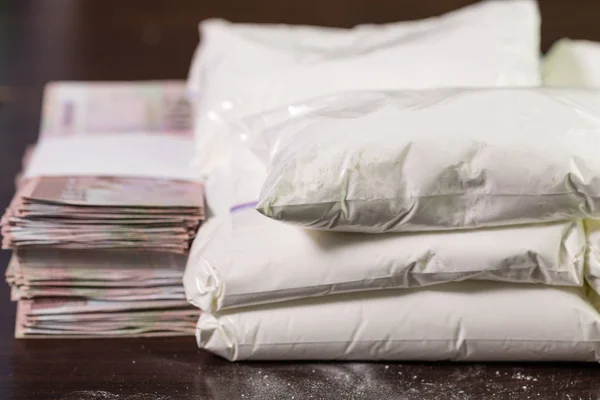 Uyuşturucu ve para masada çanta