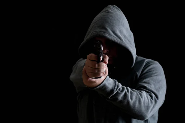Thug i hoodie pekar pistol — Stockfoto