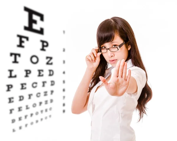 Mujer asiática mostrando ningún gesto con ojos carta de prueba — Foto de Stock