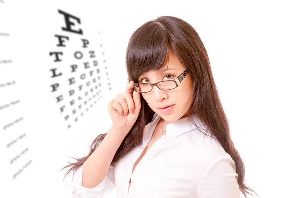 亚洲女人旁边 eyechart 眼镜上方盯着 — 图库照片