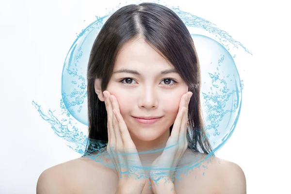 Mavi su sıçrama ile Asya Güzeli