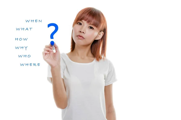 Asiática mulher Escrevendo wh- perguntas — Fotografia de Stock