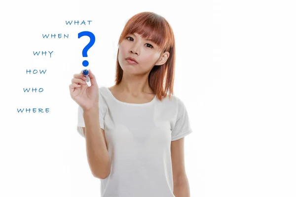 Aziatische vrouw schrijven wh-questions — Stockfoto