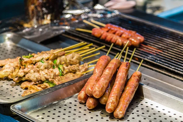 Hot dogs et kebabs sur le gril — Photo