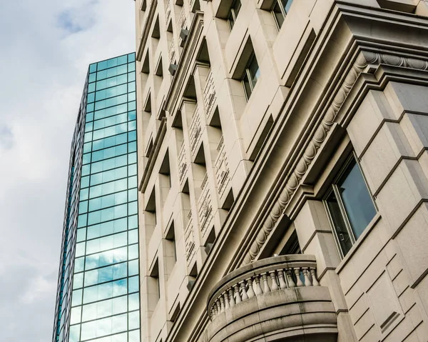 Edificios modernos y antiguos uno al lado del otro — Foto de Stock