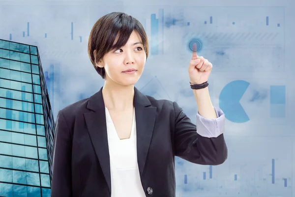 Azjatycki dama naciskając przycisk wirtualne — Zdjęcie stockowe