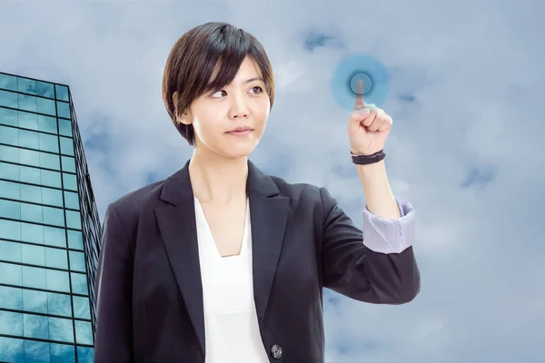 Asiatico businesswoman premendo virtuale pulsante — Foto Stock