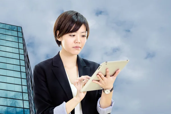 Asian businesswoman working on tablet computer — Stock Photo, Image