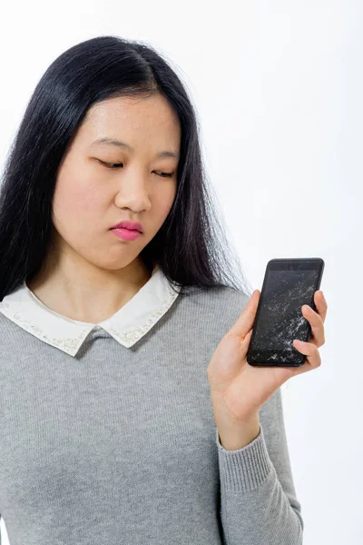 Asiática estudante com celular rachado — Fotografia de Stock