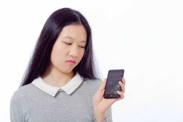 亚洲女学生用破碎的手机 — 图库照片