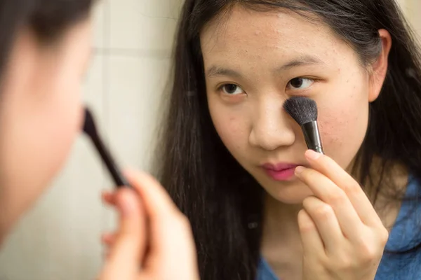 Азиатский подросток макияж — стоковое фото