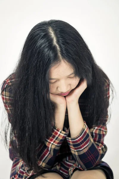 Asiatiska tonåring trist med huvudet i händerna — Stockfoto