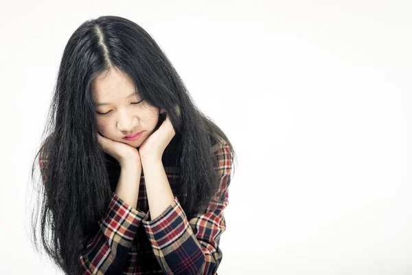 Asiatiska tonåring trist med huvudet i händerna — Stockfoto