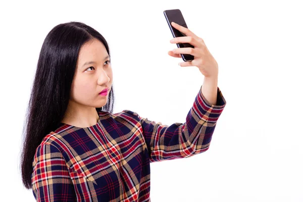 Asiático adolescente menina tomando selfie — Fotografia de Stock