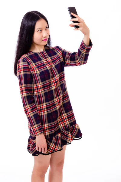 Asian teenage girl taking selfie — Stock Photo, Image