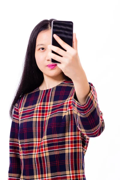 Asian teenage girl taking selfie — Stock Photo, Image