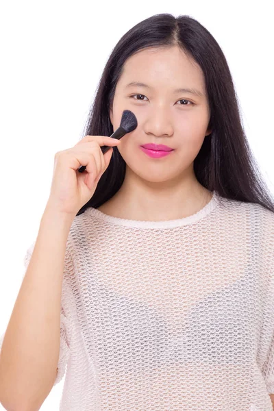 Adolescente aplicando maquillaje con un cepillo —  Fotos de Stock