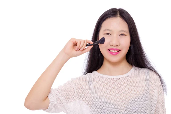 Adolescente aplicando maquillaje con un cepillo —  Fotos de Stock