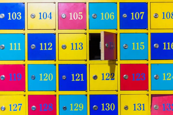 Kolorowe szafki numerowanych — Zdjęcie stockowe