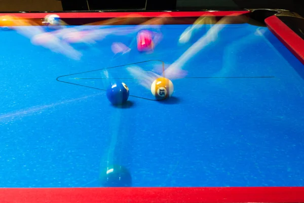 Table de billard avec flou de mouvement sur boules — Photo