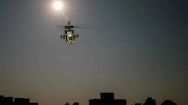 Helicóptero voando acima da cidade — Fotografia de Stock